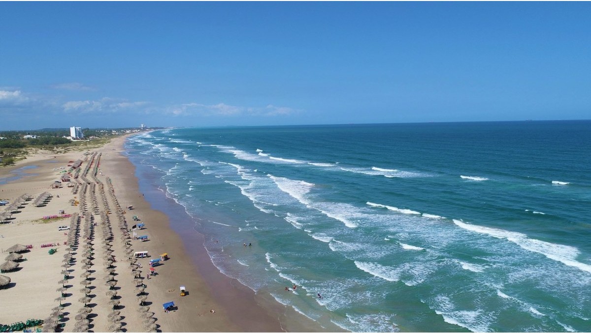 Manchas de hidrocarburo en playa Miramar; esto dice Pemex sobre su origen
