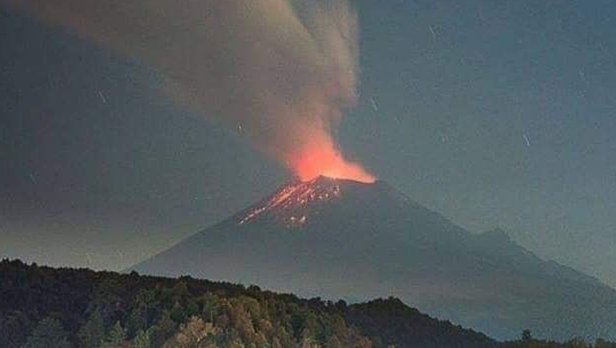 Volcán Popocatépetl: Así fue captado en video desde la web cam. | X @VelDecim