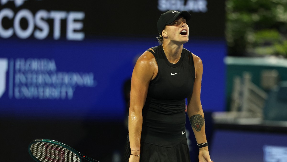 Aryna Sabalenka rompe su raqueta tras ser eliminada del Miami Open (AFP)