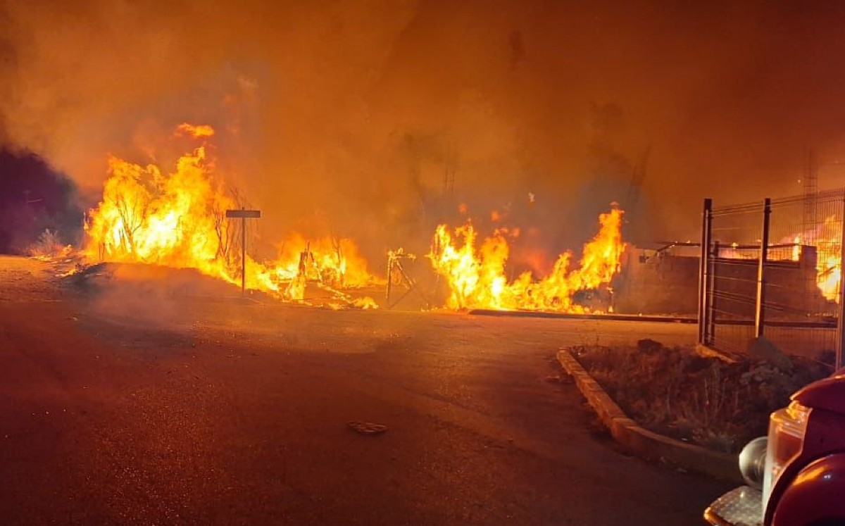 Bomberos tardaron alrededor de una hora en apagar el fuego. l Especial