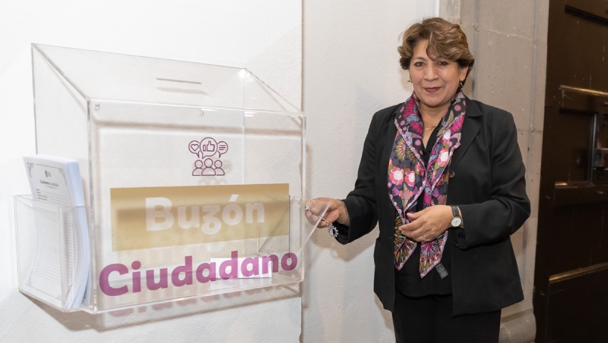 Delfina Gómez junto al Buzón Ciudadano. Foto: (Especial)