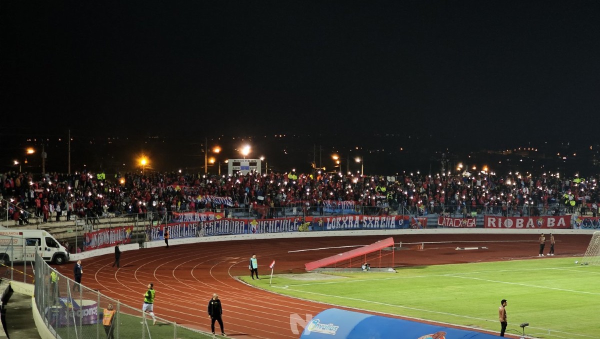 Evacúan estadio de futbol en Ecuador por amenaza de bomba en medio de un partido (X @elnacionalec)