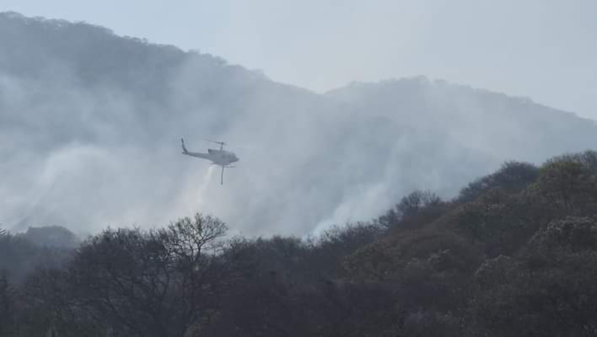 Helicóptero de Conagua ayuda a sofocar el incendio en el cerro de la Biznaga y Reserva del Parque de los Ciervos. Foto: (Especial)