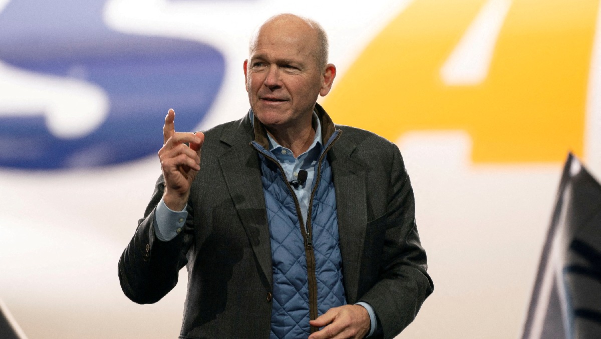 Dave Calhoun, presidente ejecutivo de Boeing, habla durante la entrega del último avión 747 en su planta de Everett, Washington. Foto: (Reuters)