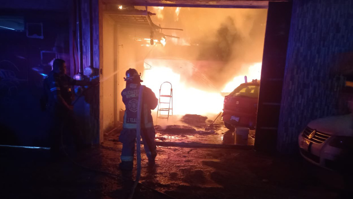 Familia es rescatada durante incendio en vivienda de Puebla | Especial