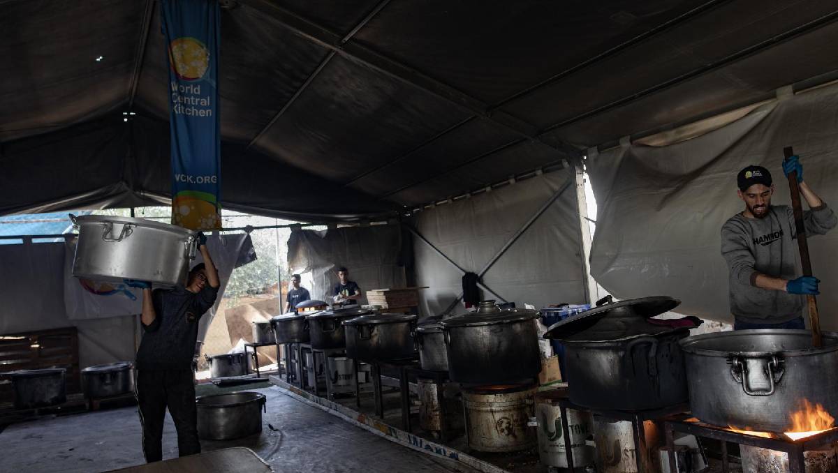 Un grupo de voluntarios trabaja en una de las cocinas de la World Central Kitchen  (Agencia EFE)