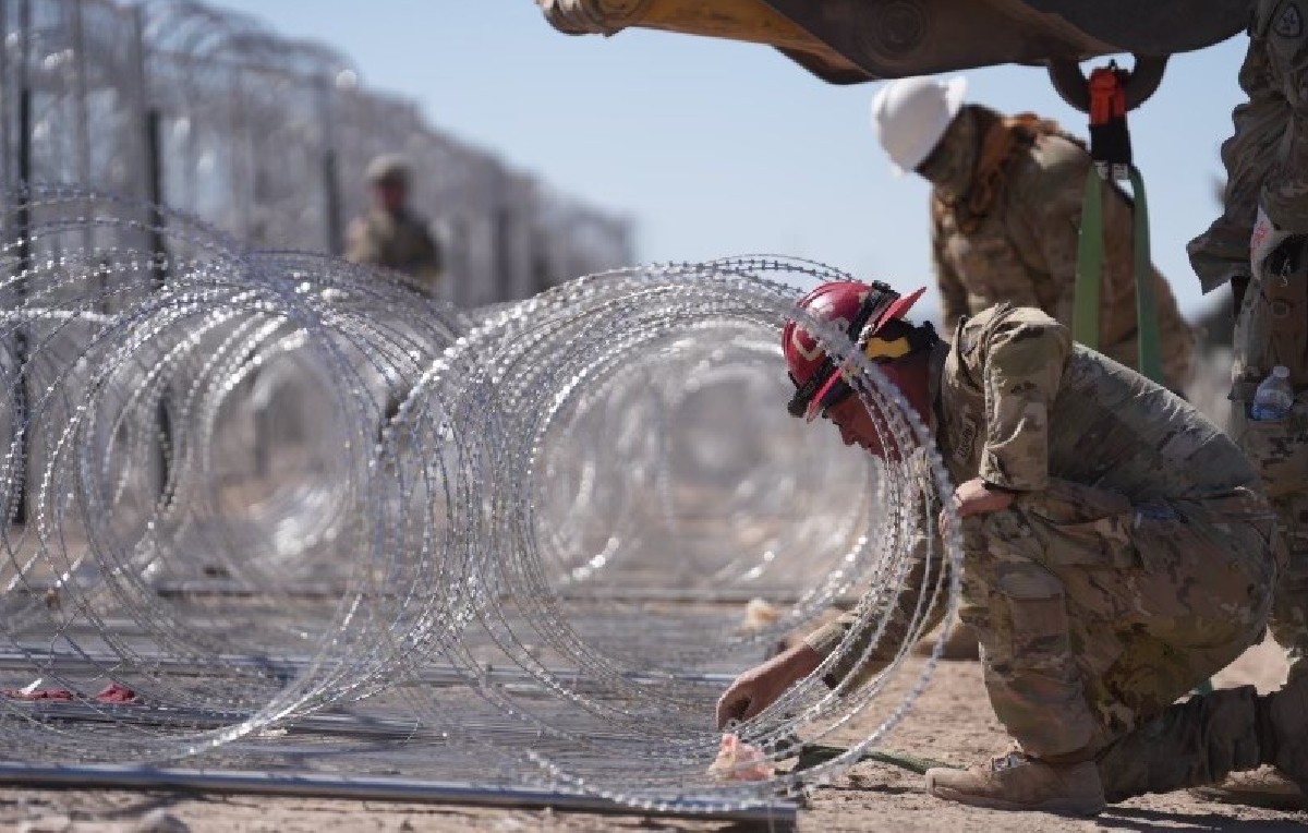 Guardia Nacional de Texas colocando alambre púas en la frontera (X/@GregAbbott_TX)
