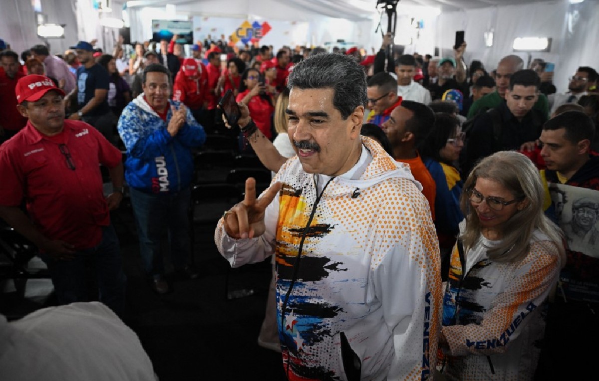 Simpatizantes de Maduro en oficialización de su candidatura (AFP)