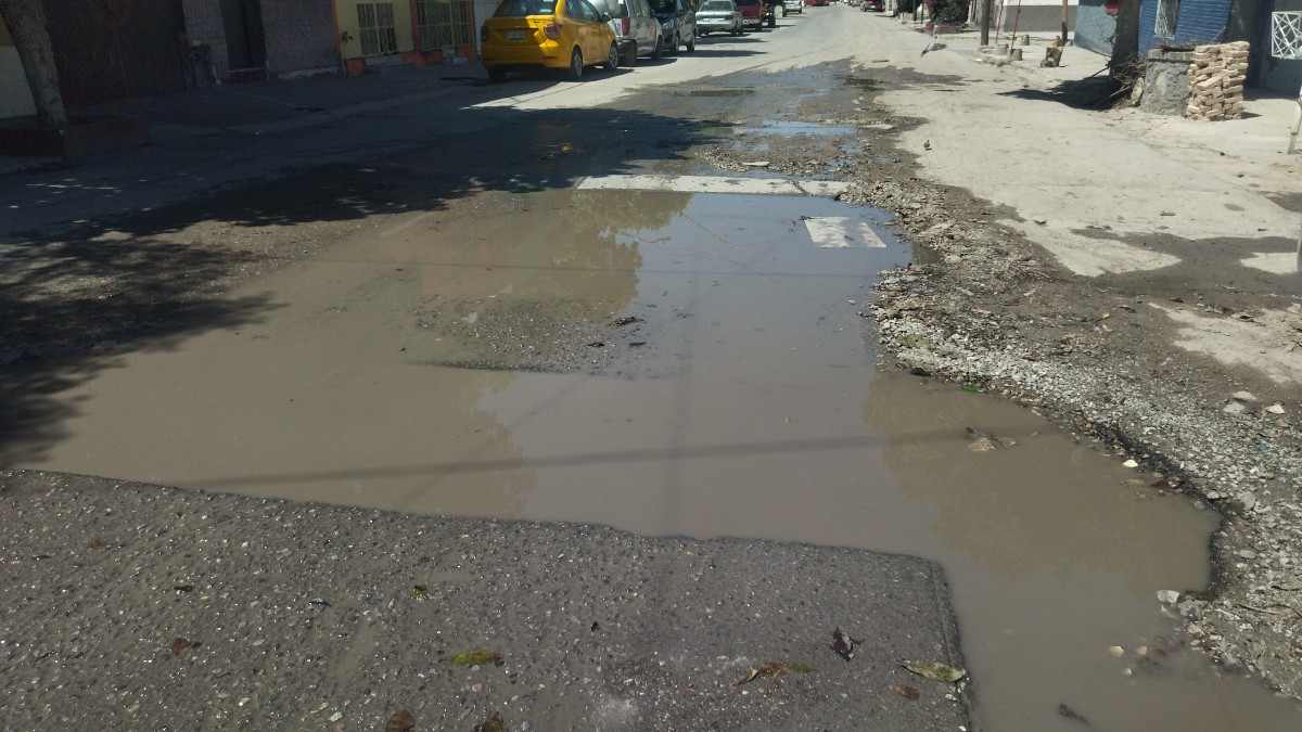La aparición de fugas de agua representa pérdidas económicas al tener que reparar la tubería y el pavimento. | Roberto Amaya