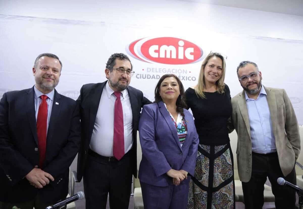 Clara Brugada se reúne con CMIC.