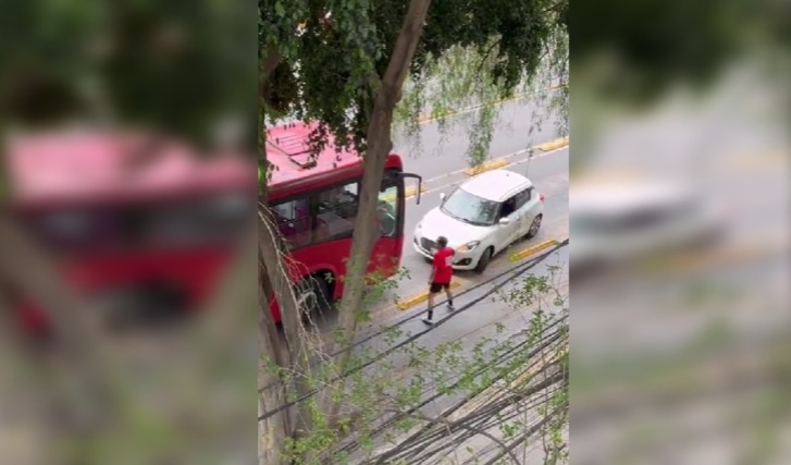 Conductor invade carril exclusivo de Metrobús.