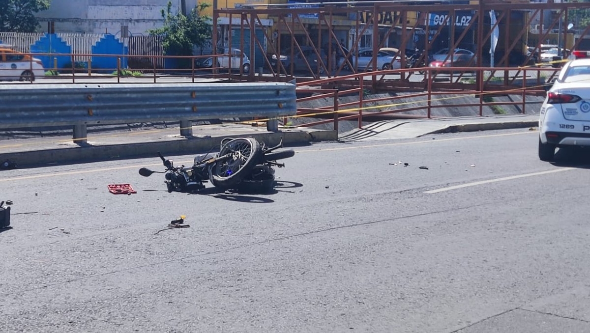 El cuerpo del motociclista quedo a la orilla del arroyo. Foto: Especial.