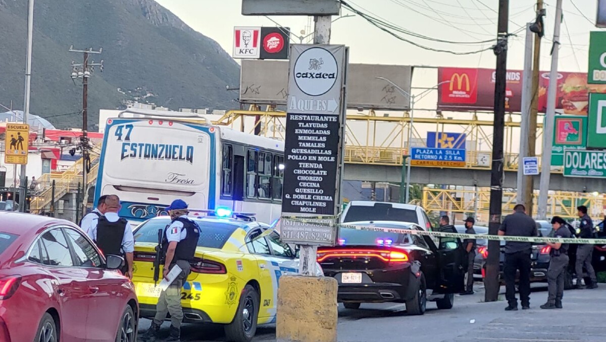 Detienen a dos hombres con armas en la avenida Eugenio Garza Sada. Foto: Leyda Estrada