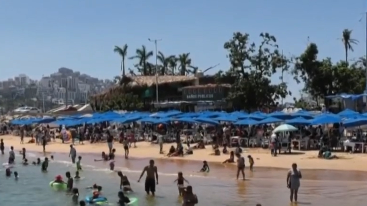 A 5 meses del huracán Otis, turistas disfrutan de las playas de Acapulco