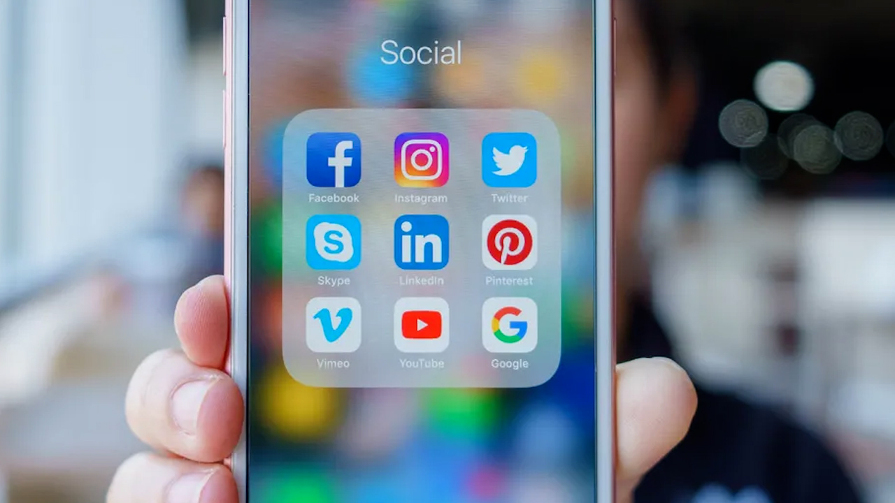 Prohíben redes sociales a menores de 14 años en Florida