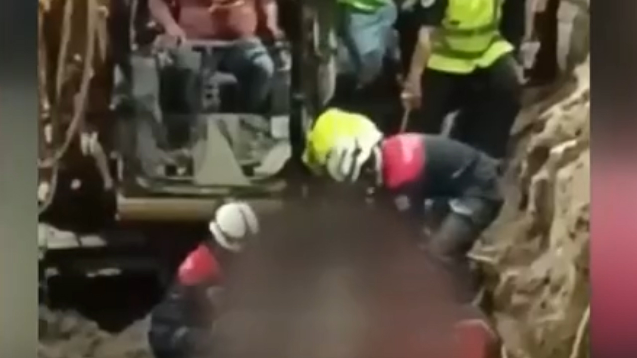Rescatan los cuerpos de dos trabajadores tras derrumbe por ampliación de drenaje en Oaxaca