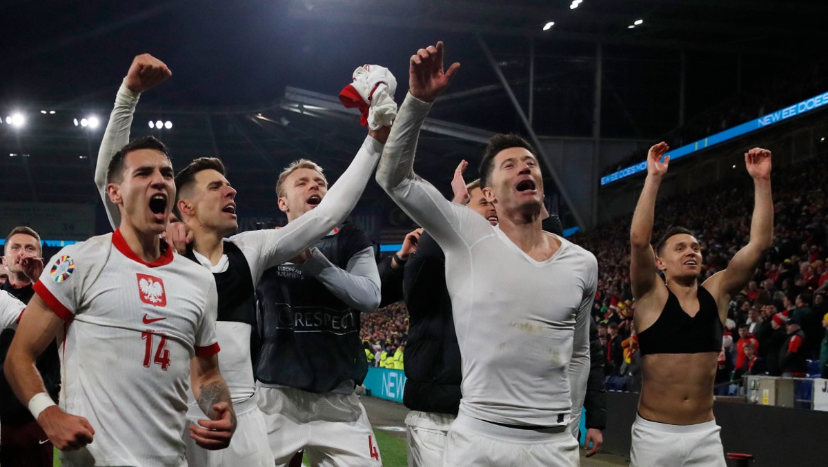Robert Lewandowski y Polonia clasifican a la Eurocopa 2024 tras agónica serie de penales ante Gales (Reuters)
