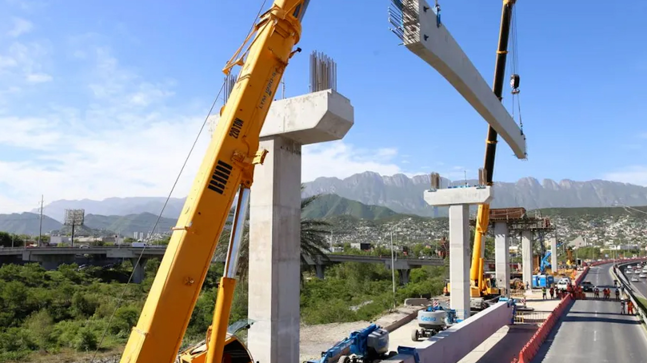 Samuel García supervisa montaje de trabes en Línea 4 del Metro de Monterrey