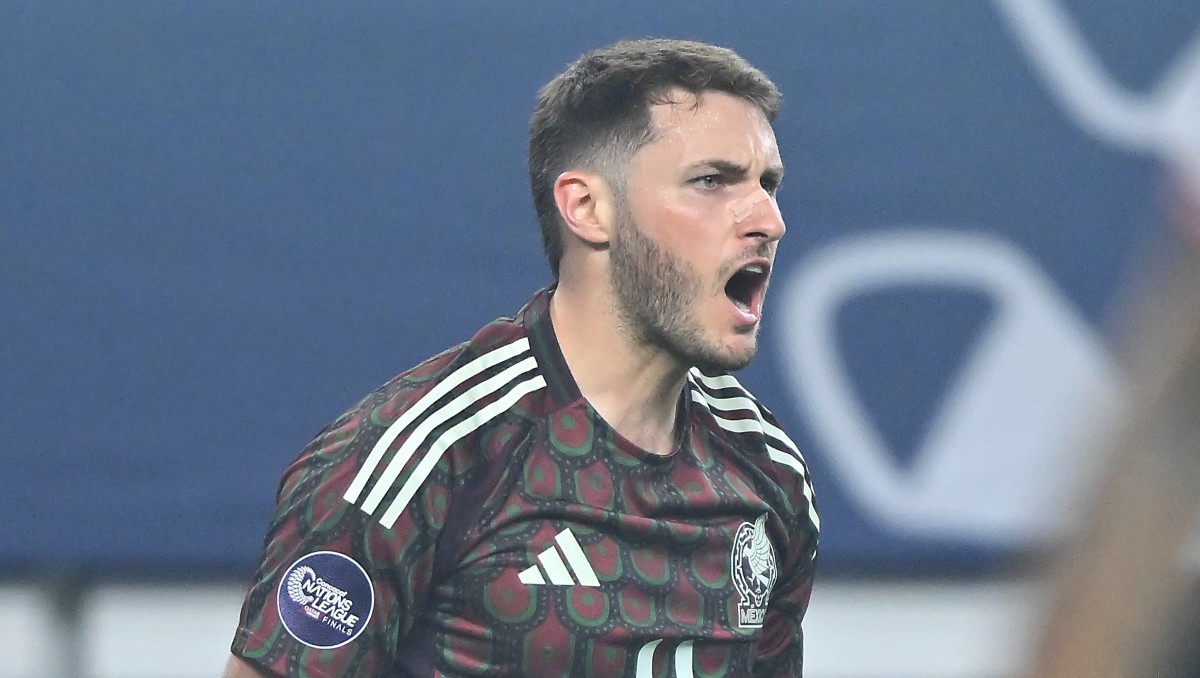Santiago Giménez cree que al futbolista mexicano le falta ser profesional (Imago7)