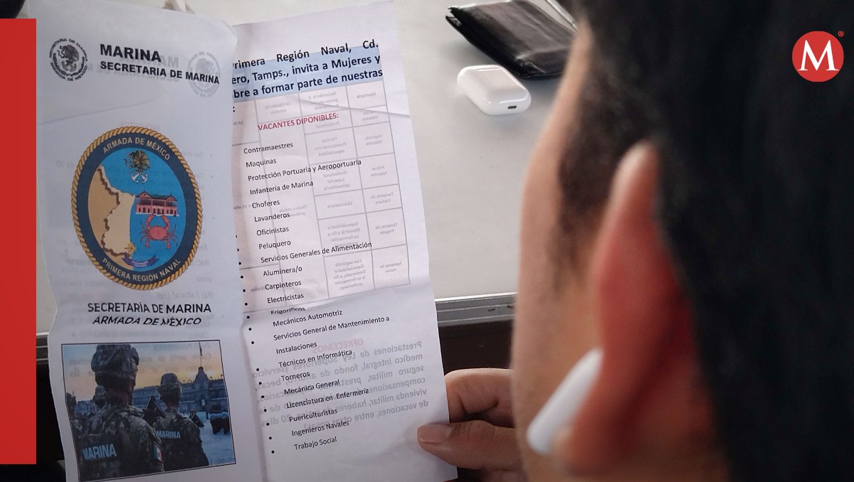 La Secretaría de Marina entregando volantes de vacantes. (Jesús Alberto García)