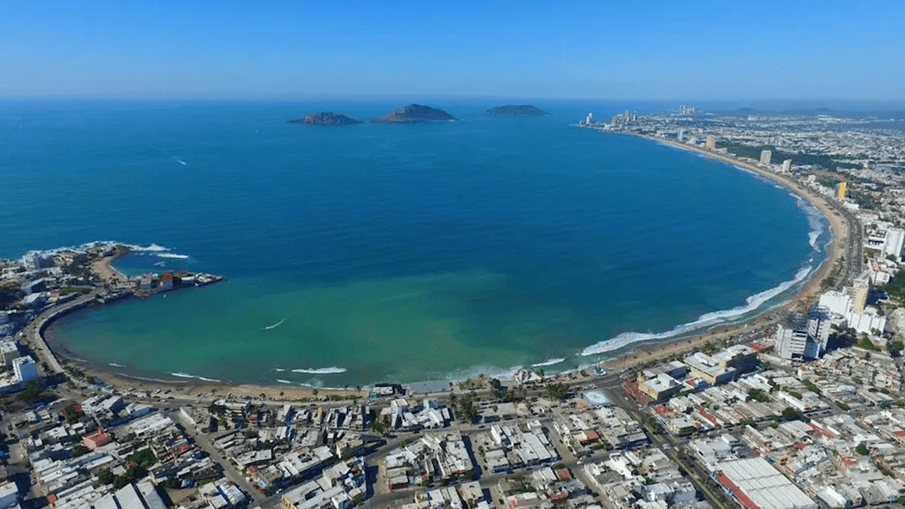 ¿Cómo determina Cofepris qué playas son aptas para uso recreativo?