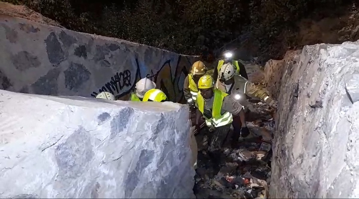 Elementos de Bomberos de Zapopan y del Estado trabajaron en conjunto para extraer el cadáver. (Usi Toledo)