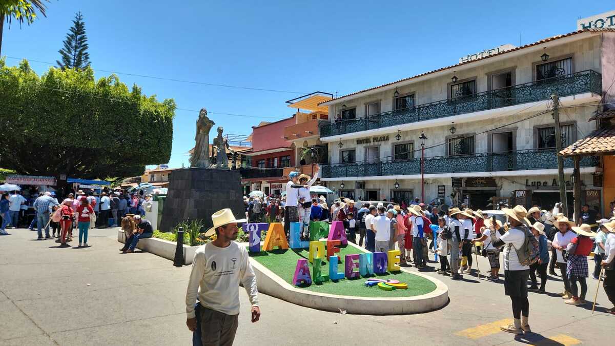 Miles de peregrinos acuden diariamente a Talpa de Allende. (Juan Carlos Munguía)