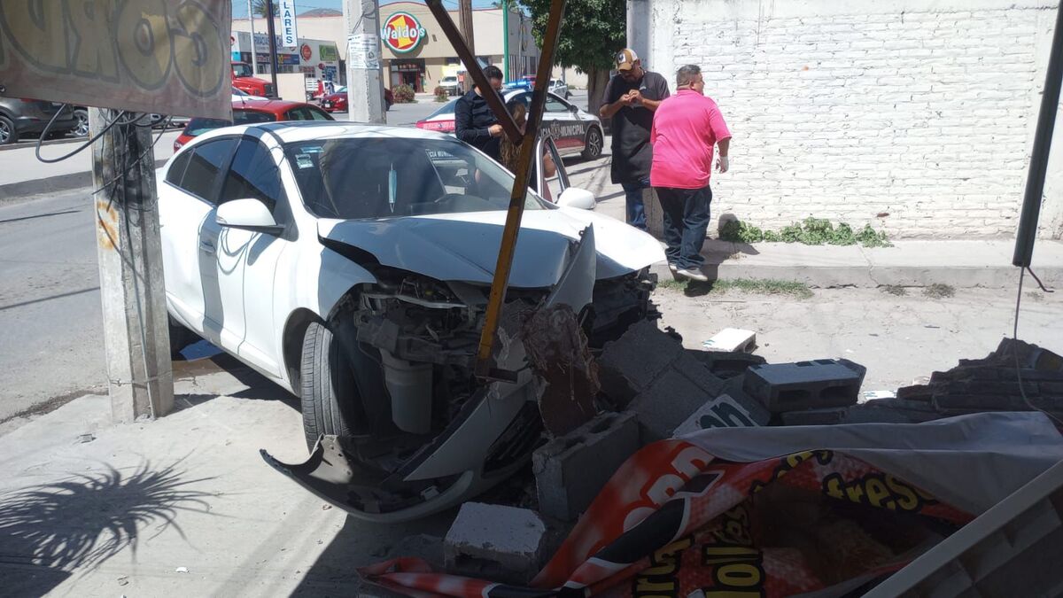 El auto terminó en el interior de un puesto de gorditas. (Especial)