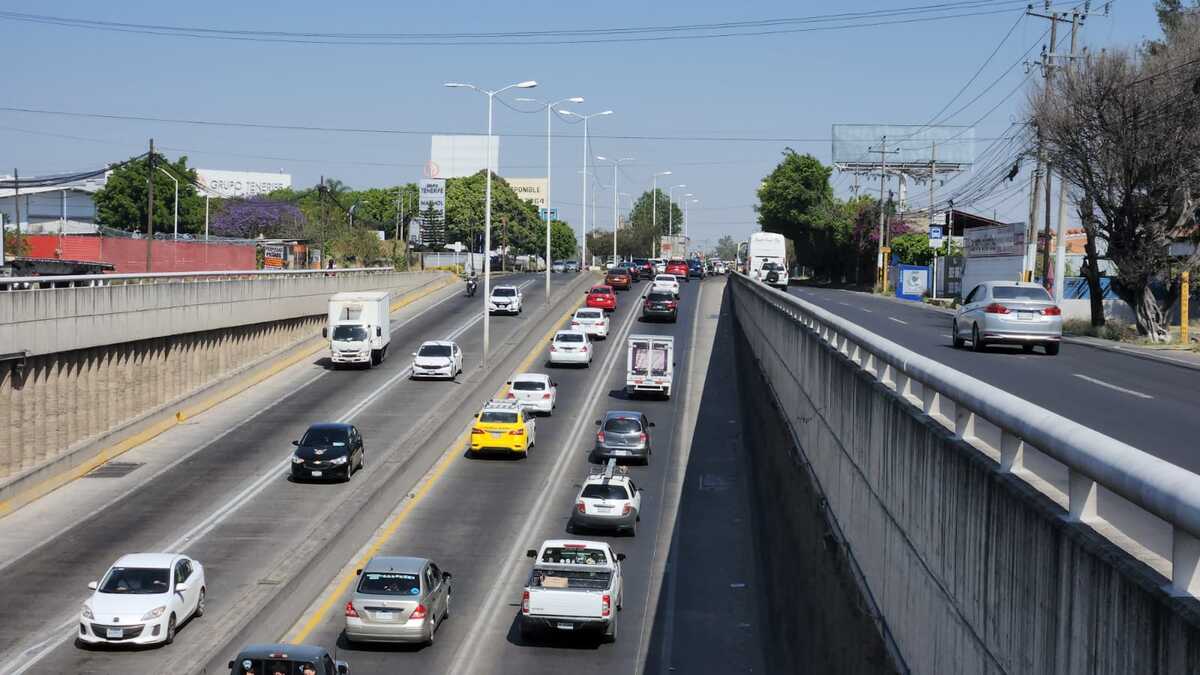 Carretera a Nogales lució congestionada para la salida de vehículos. (Juan Carlos Munguía)