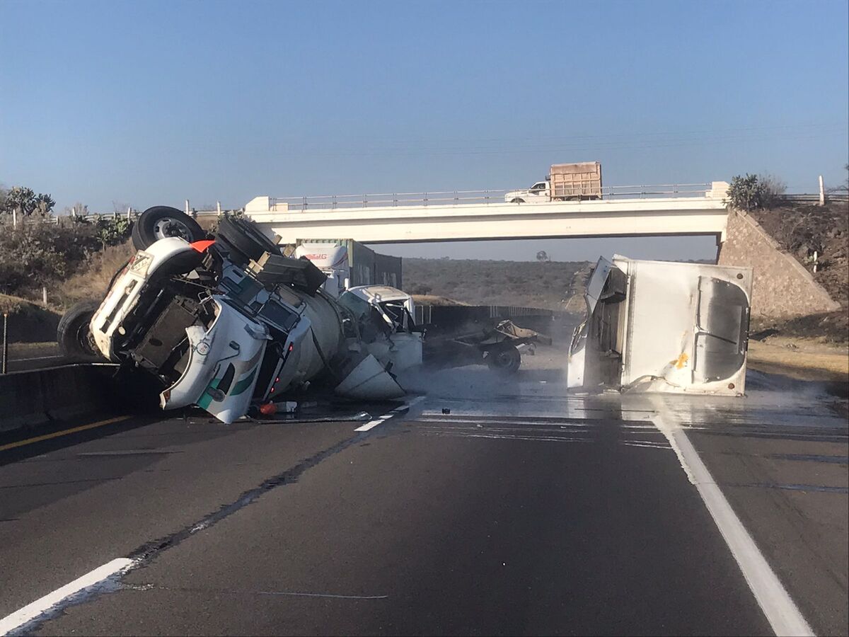 El accidente mantiene la vialidad cerrada. (Cortesía)
