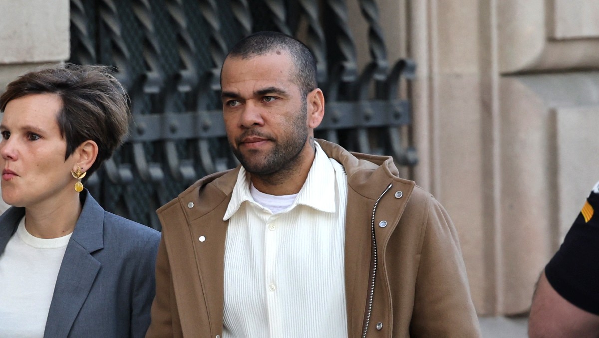 Hombre increpa y llama "violador" a Dani Alves tras su comparecencia en Barcelona (Reuters)