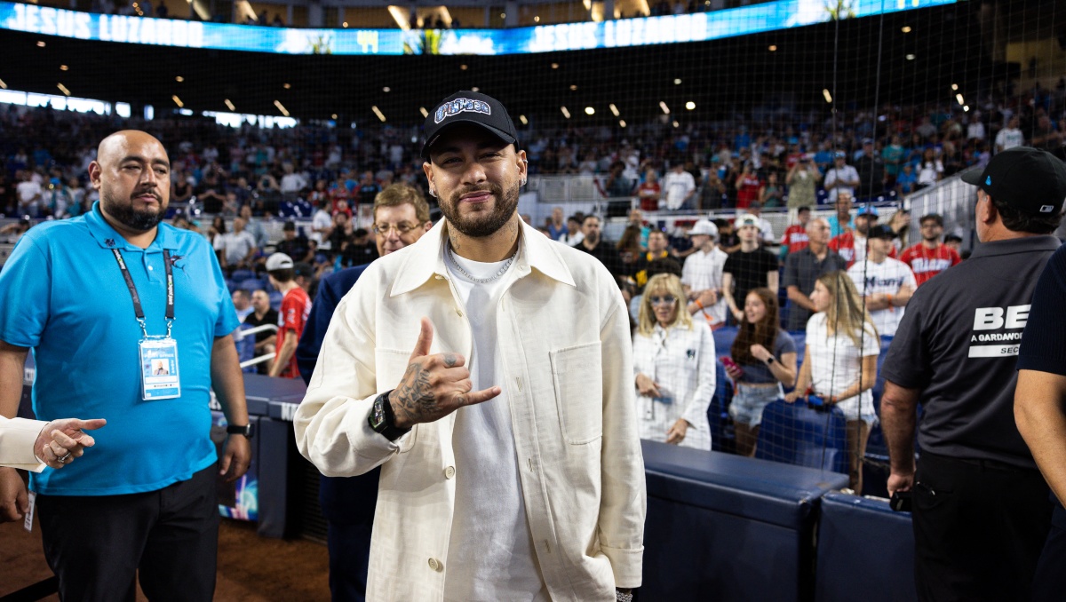 Neymar hace primer lanzamiento en el Opening Day de MLB  en juego de Miami Marlins (AFP)