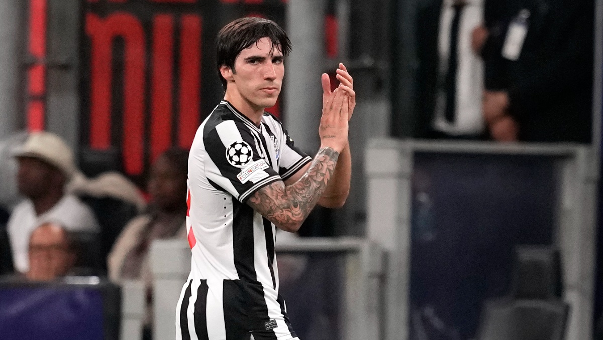 Sandro Tonali, jugador del Newcastle, es inculpado por 50 apuestas ilegales (AP)
