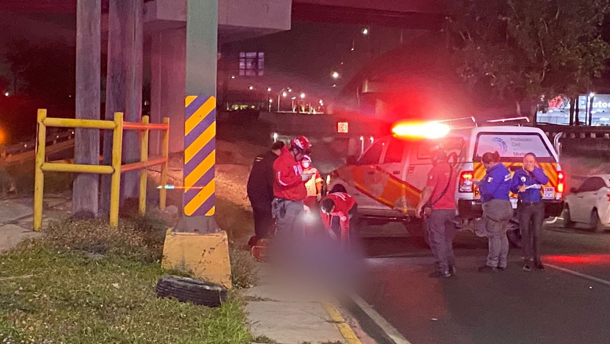 Al sitio arribaron elementos de Tránsito de Monterrey quienes cerraron el carril izquierdo. Miranda Arias