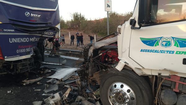 Tráiler choca contra camión de pasajeros en carretera de Michoacán.