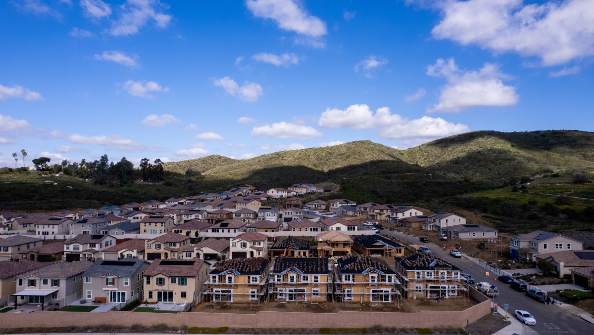 En Estados Unidos, dron muestra casas unifamiliares de San Marcos, California. Foto: (Reuters)
