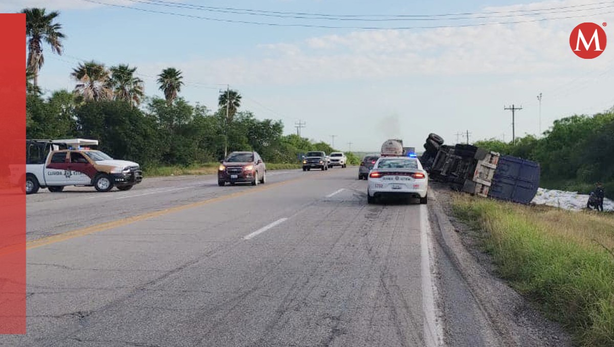 Vuelca tráiler cargado de fertilizante en carretera a San Fernando