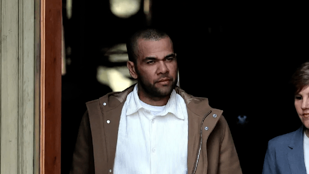 Dani Alves comparece por primera vez en juzgados de Barcelona tras salir de prisión