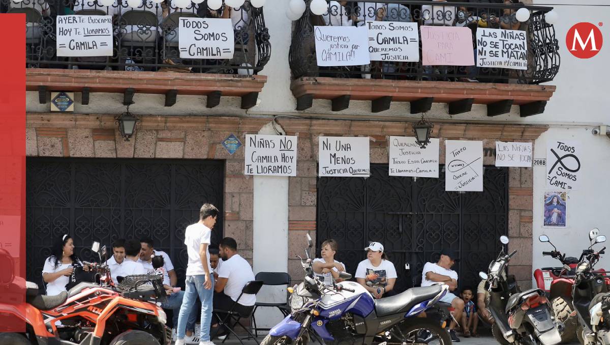Familiares y amigos asisten a Velatorios Ángeles donde dan el último adiós a Camila. Foto: Ariel Ojeda / Milenio Diario