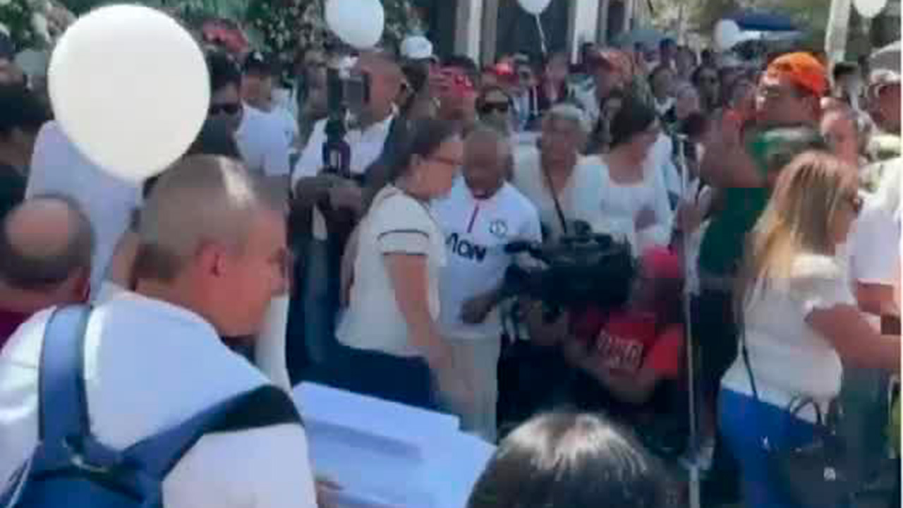 Familiares de Camila realizan los preparativos para su entierro