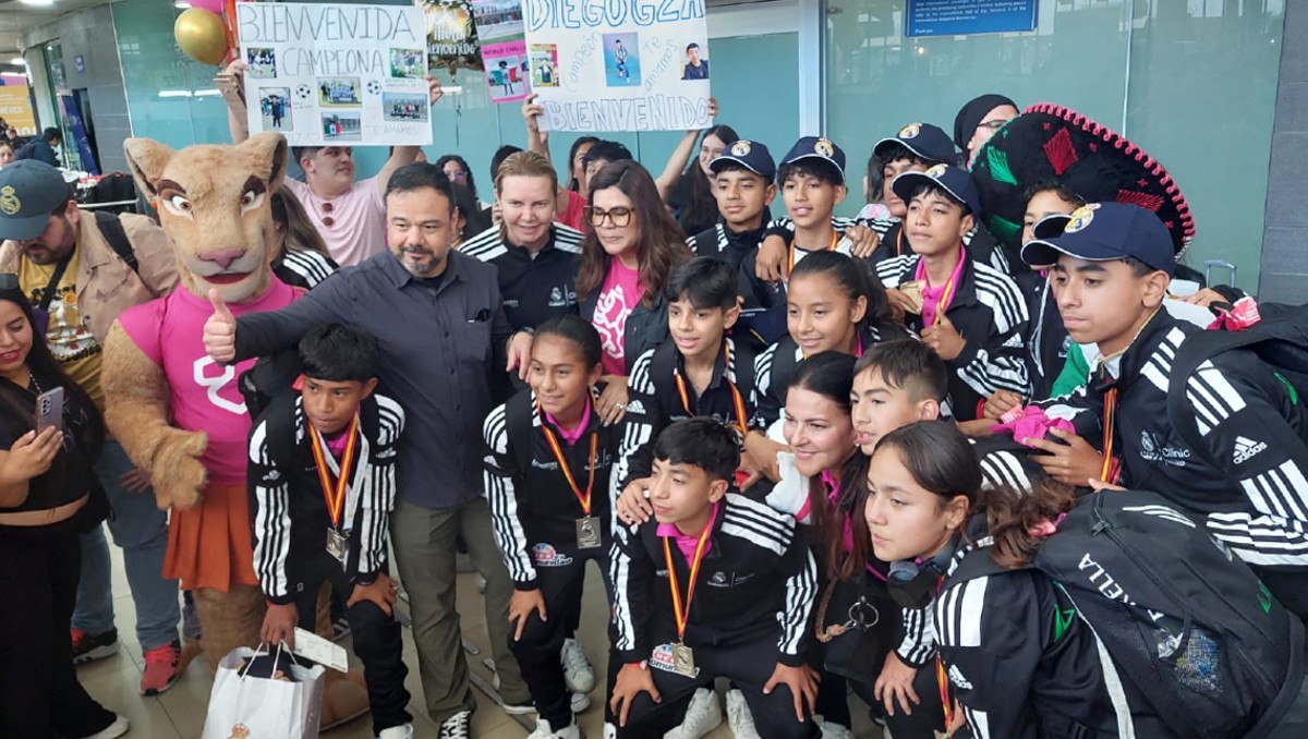 Reciben a equipo mexicano con fiesta tras conseguir segundo lugar en World Challenge (Especial)