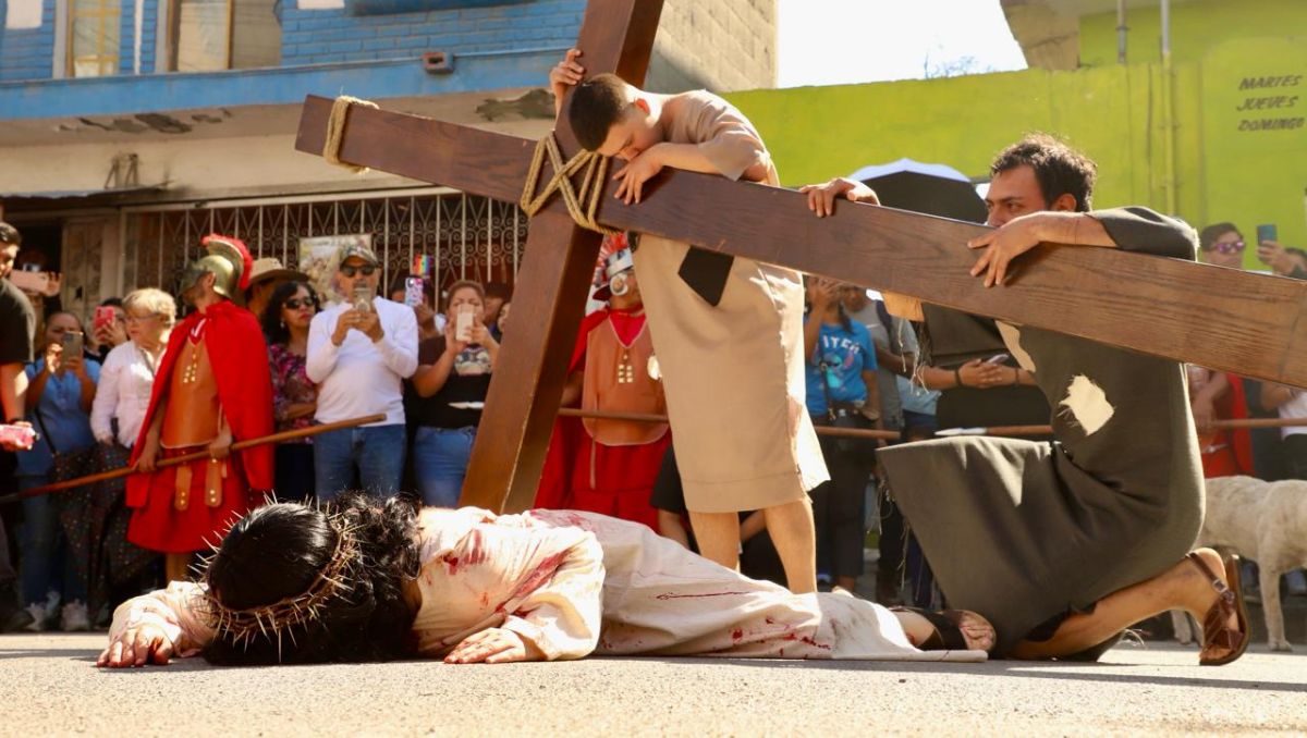 Vía Crucis en la parroquia Santa María Goretti en Monterrey. Roberto Alanís