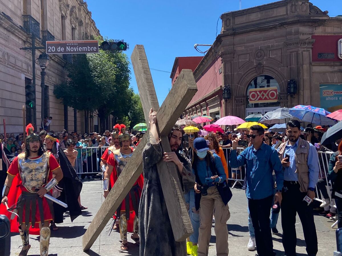 Viacrucis viviente organizado por la arquiódesis de Durango. (Gilberto Lastra)