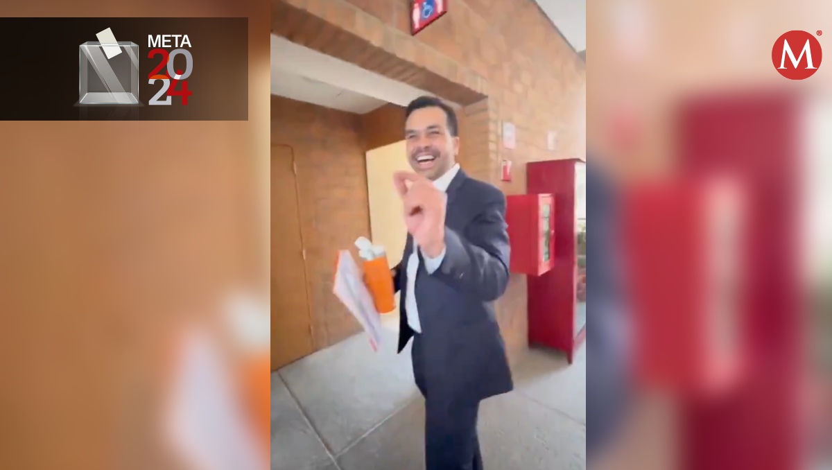 El candidato se separó de su equipo para ingresar al mítico baño. | Especial