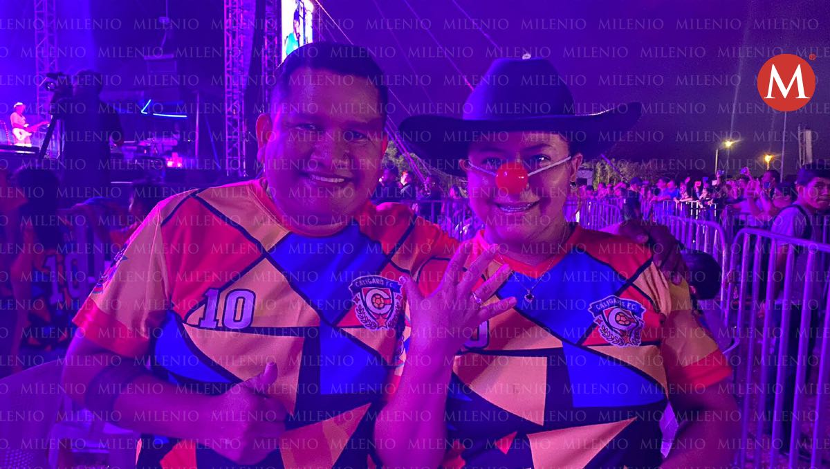 Pareja se compromete en concierto de Los Caligaris. (Erik Saldaña)