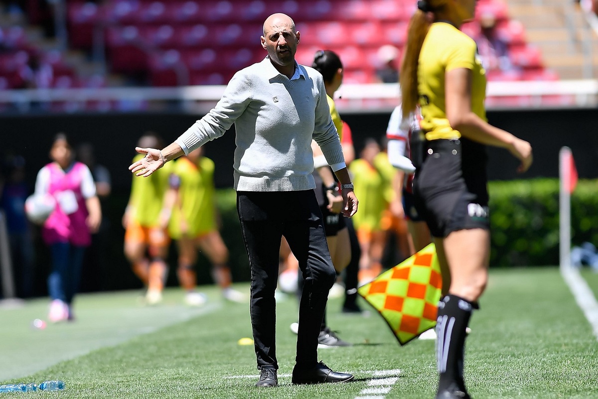 Antonio Spinelli, DT de Chivas Femenil. (Mexsports)