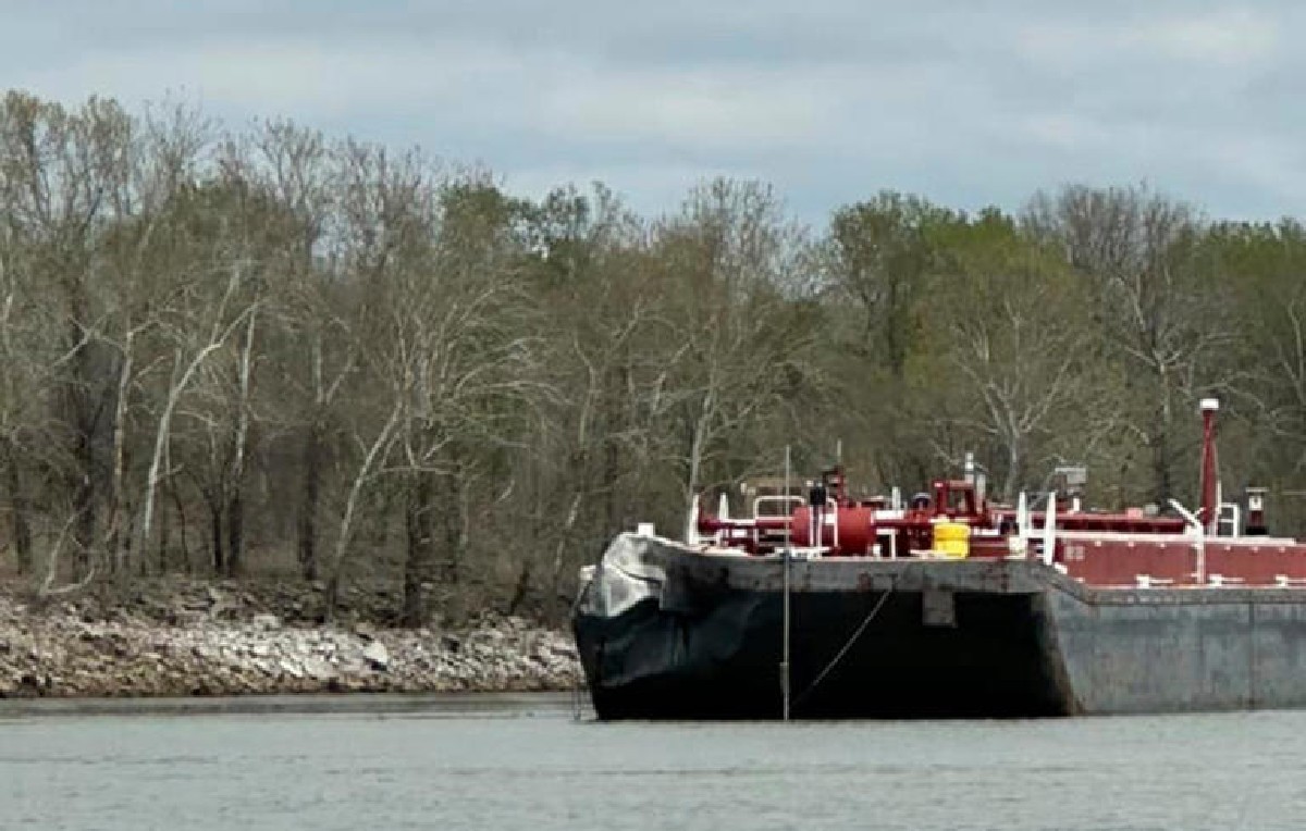 Embarcación estrellada contra puente de Oklahoma (AP)