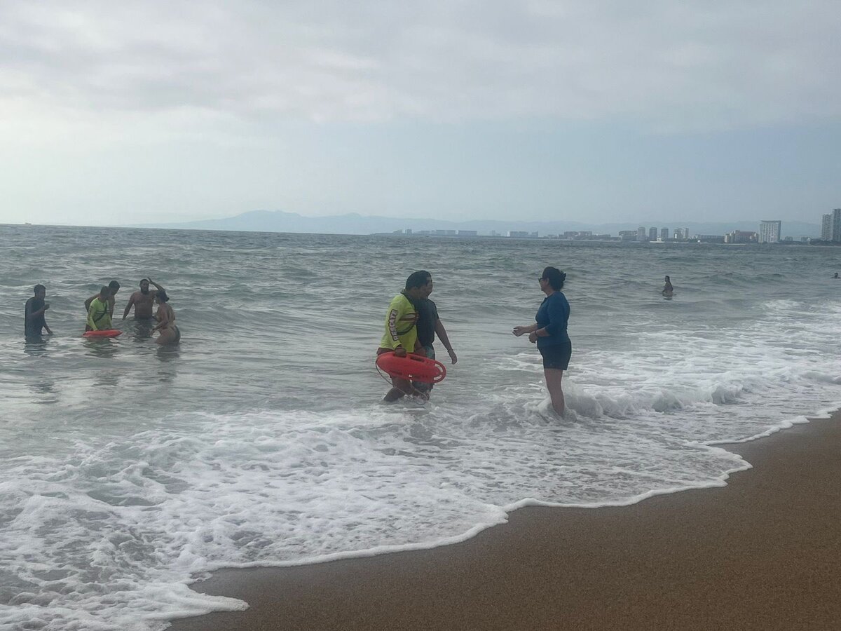 Rescate de dos menores en Puerto Vallarta. (Especial)