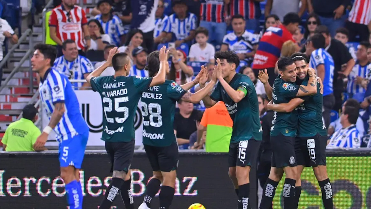 Chivas acaba con el invicto de Monterrey en la Liga MX y silencia el Estadio BBVA