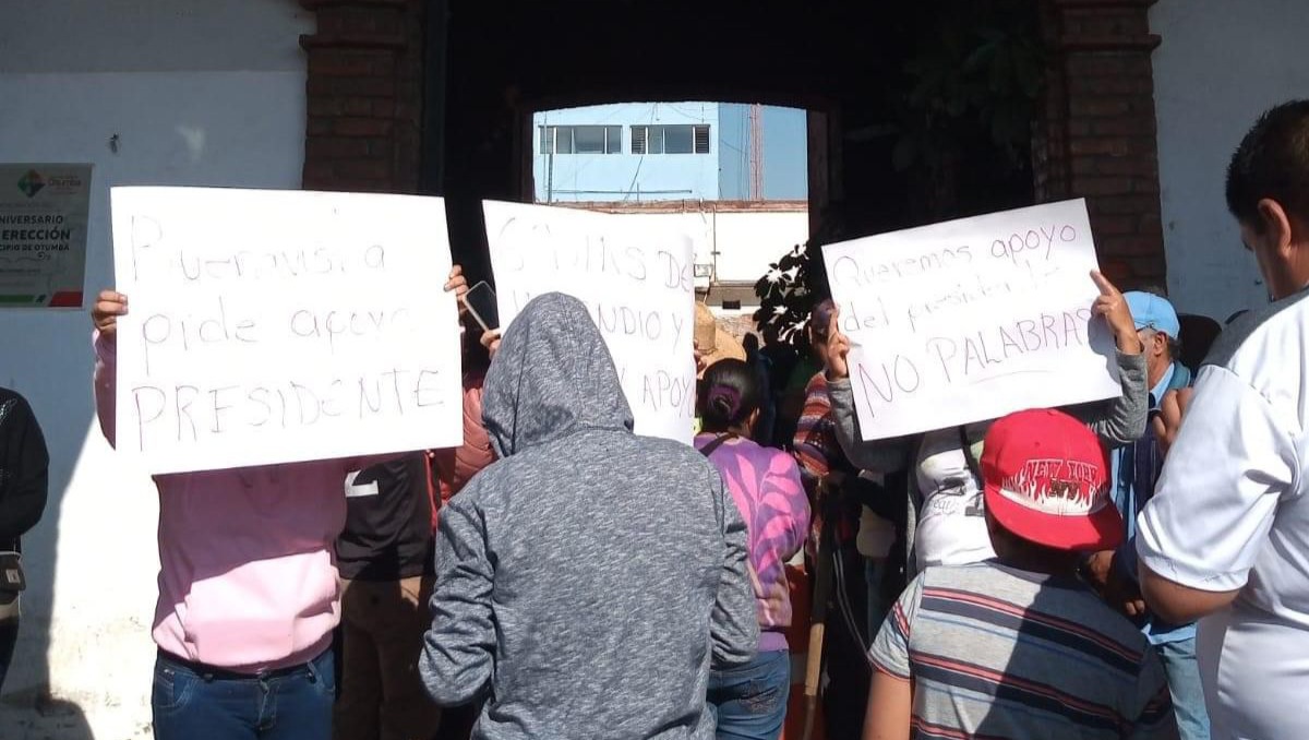 Manifestantes bloquean el paso del edificio de gobierno de Otumba. Foto: (Especial)